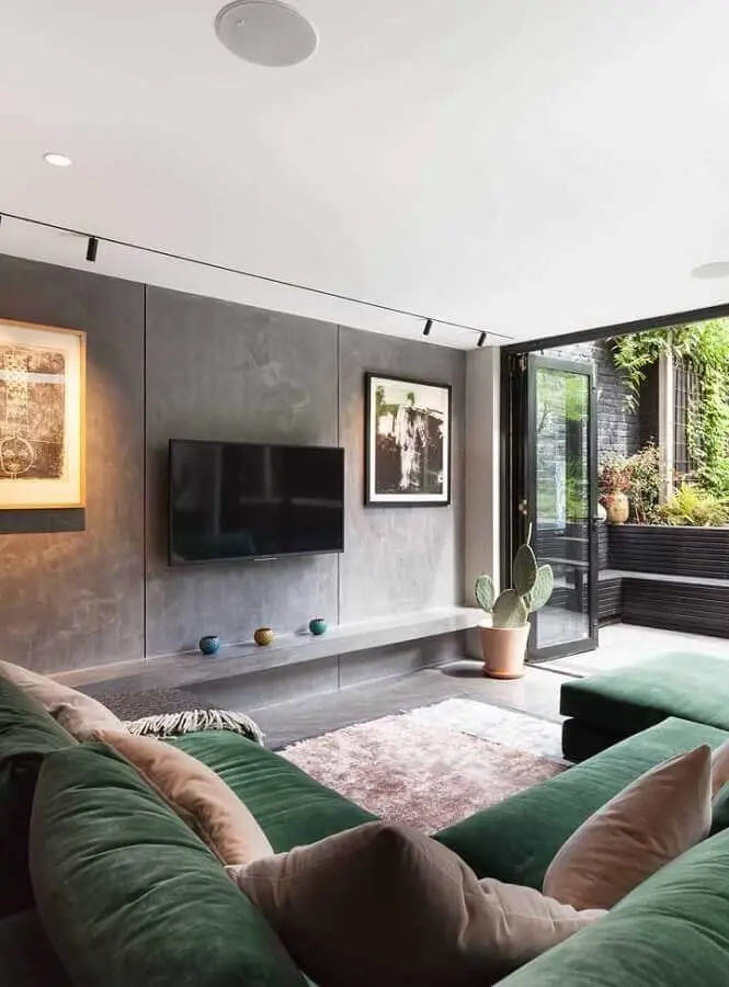sala moderna decorada com cimento queimado e sofá verde musgo Foto Pinterest