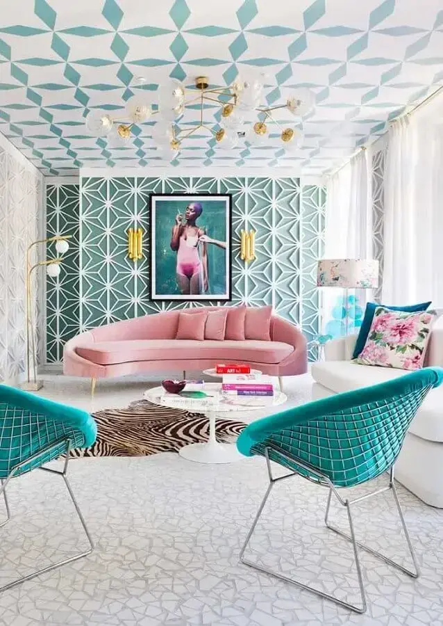 sala moderna decorada com sofá rosa claro e poltrona azul Foto Pinterest