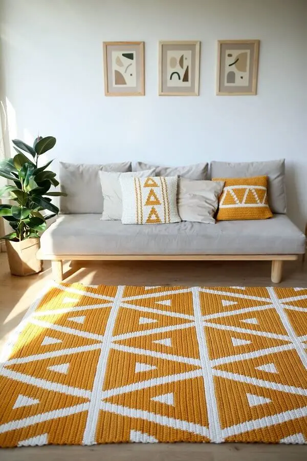 sala simples decorada com sofá cinza e tapete de crochê colorido Foto Pinterest