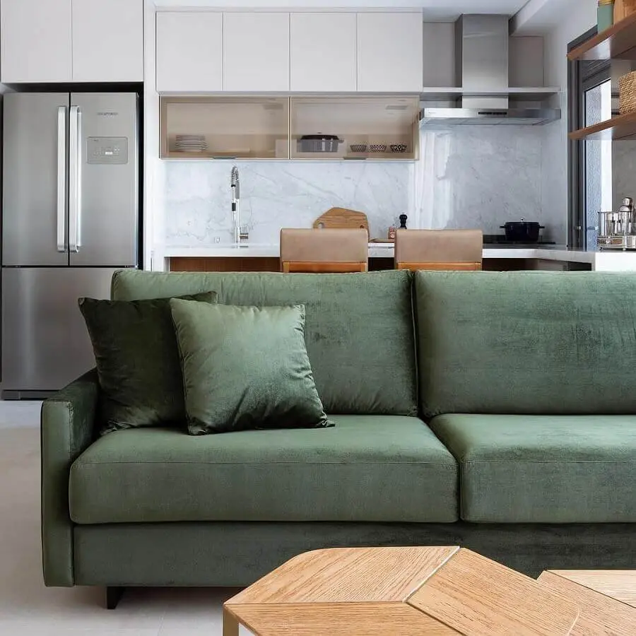 sofá verde musgo para ambientes integrados Foto Doma Arquitetura
