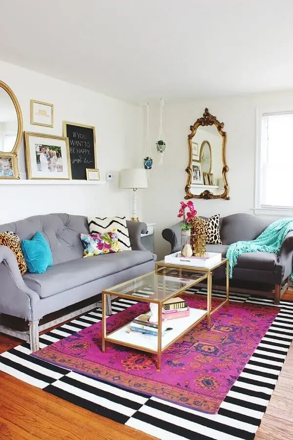 tapete colorido para sala decorada com sofá cinza e espelho vintage Foto Decoredo