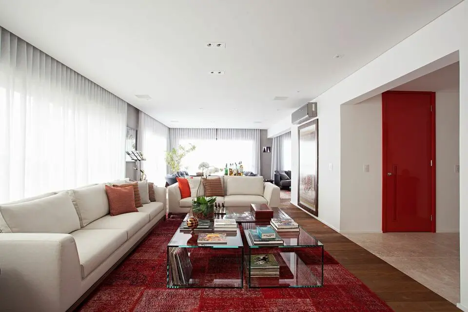 tapete colorido - sofá branco e tapete vermelho 