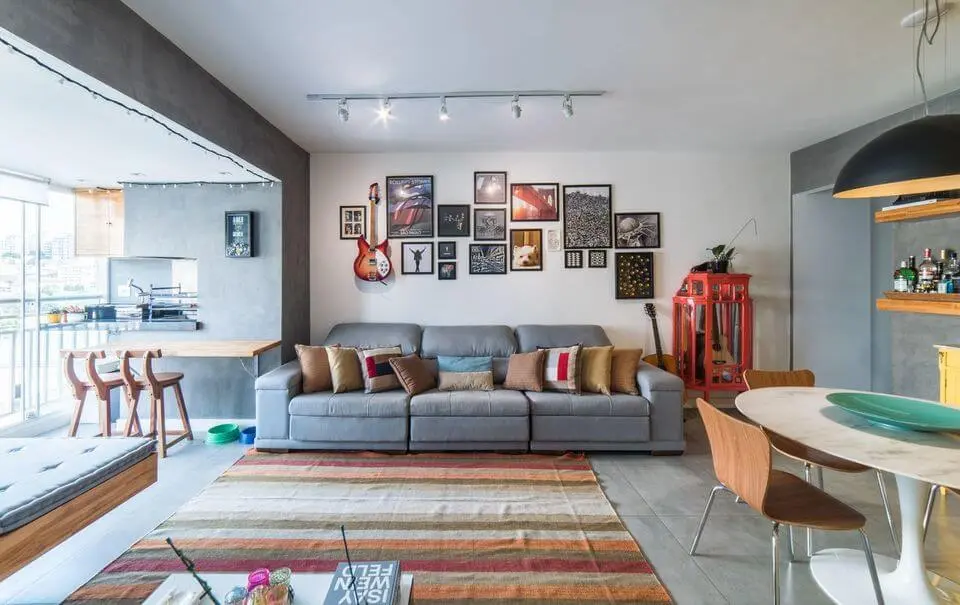 tapete colorido - sofá cinza, tapete listrado e quadrados na parede 