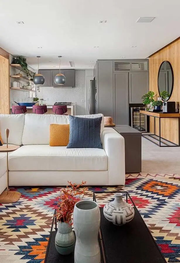 tapete geométrico colorido para decoração de sala grande com sofá de canto branco Foto Histórias de Casa