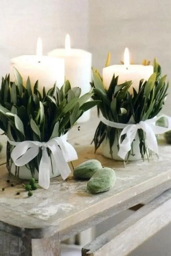 vela decorada com folhas para decoração de réveillon Foto Style&Minimalism