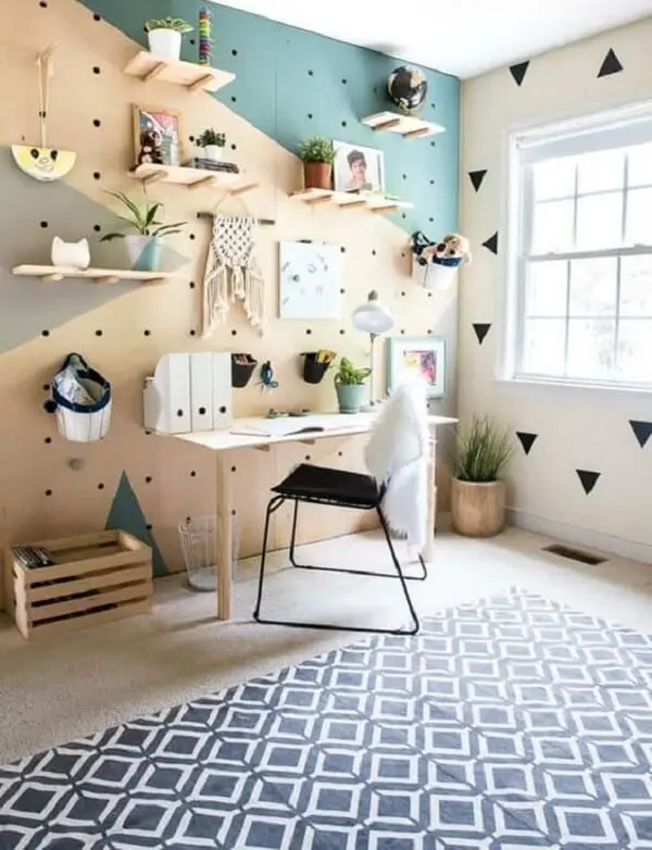 Área de estudo com prateleiras feitas em madeira crua e tapete geométrico