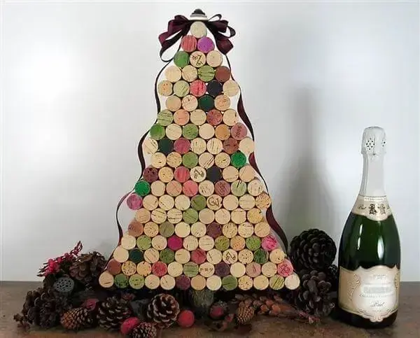 Árvore de Natal feita com rolhas de garrafa