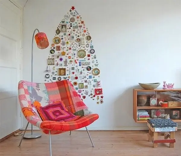 Árvore de Natal na parede feita com diversos objetos de casa