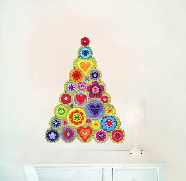 Árvore de Natal na parede feita com adesivos coloridos