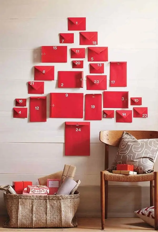 Árvore de Natal na parede feita com envelopes
