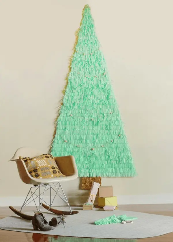 Árvore de Natal na parede feita com tecido