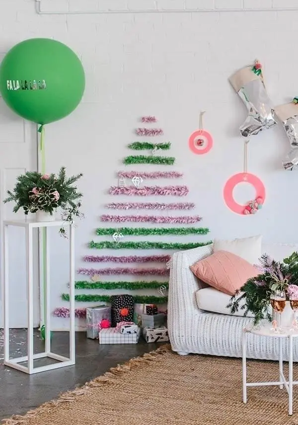 Árvore de Natal na parede é excelente para ambientes pequenos