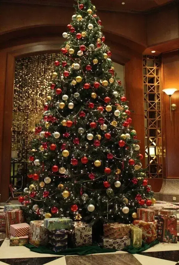 árvore clássica para decoração natalina Foto Trendecora
