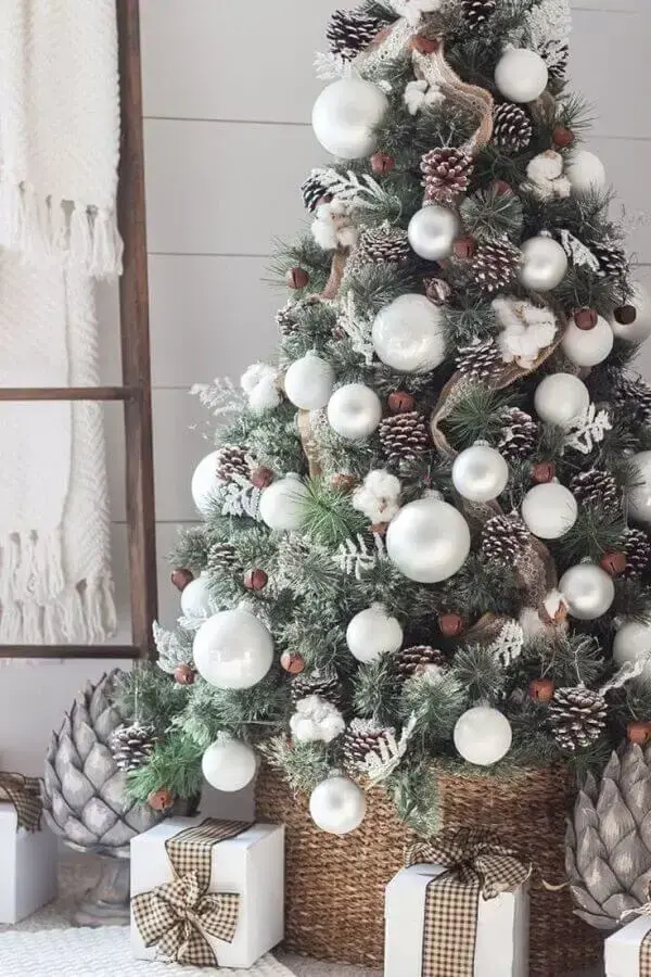 árvore com pinhas e bolas grandes para decoração natalina Foto Woonblog