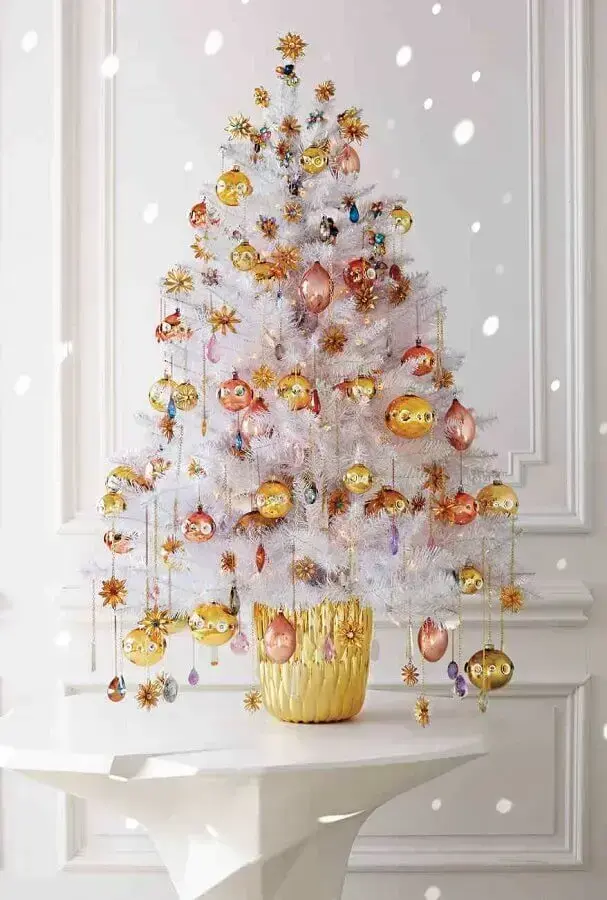 árvore de Natal branca decorada com enfeites dourados e cobre Foto Marth Stewart