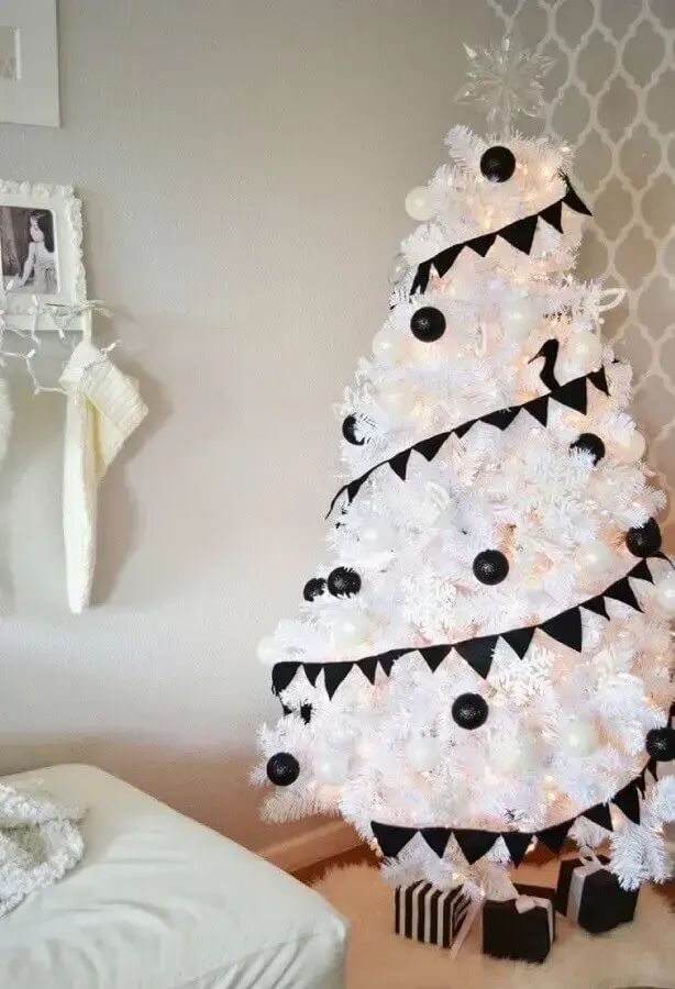 black and white decorated Christmas tree Photo Pinterest