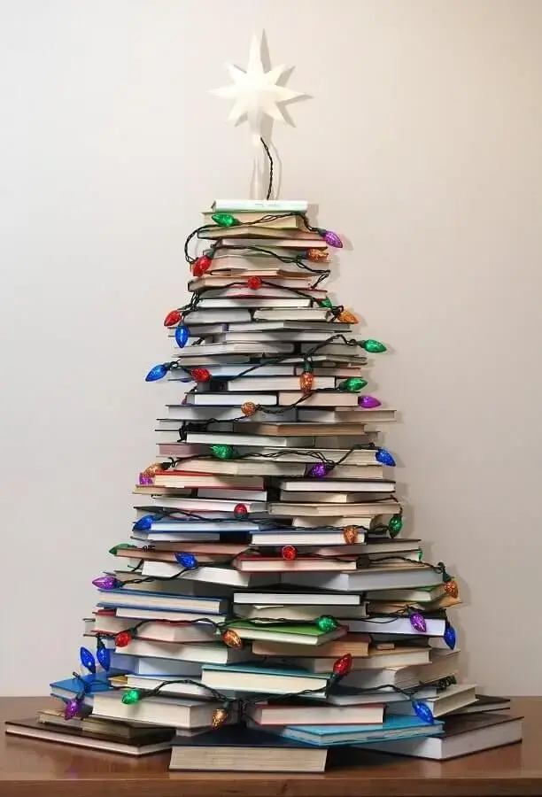 árvore de livros para decoração de Natal Foto We Demain