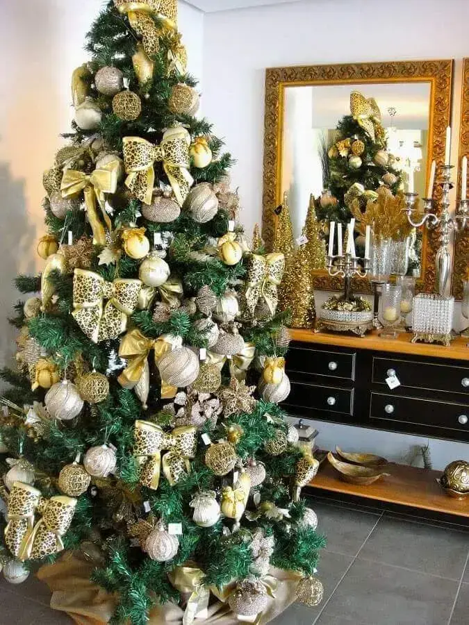 árvore de natal com enfeites dourados para decoração natalina para casas Foto Dcore Você
