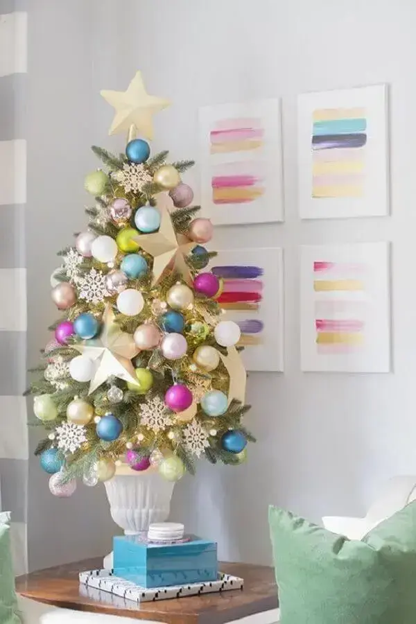 árvore de natal pequena decorada com bolas coloridas Foto House Beautiful Magazine