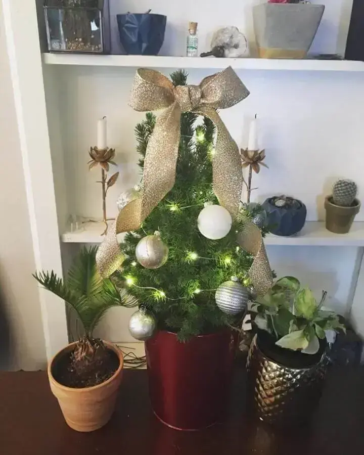 árvore de natal pequena decorada com bolas e laço prata Foto Tiara Hale
