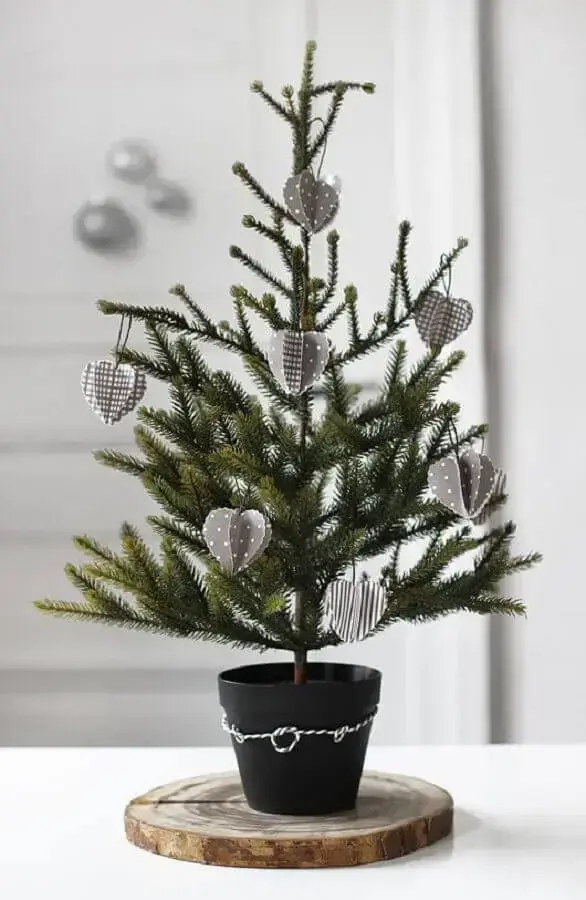 árvore de natal pequena decorada com enfeites em formato de coração Foto Pinterest