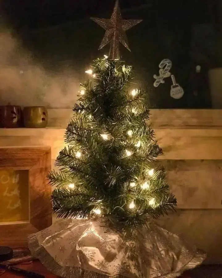 árvore de natal pequena decorada com estrela no topo Foto Ashley