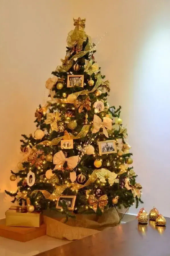 árvore de natal pequena decorada com fita dourada Foto Soprojetos