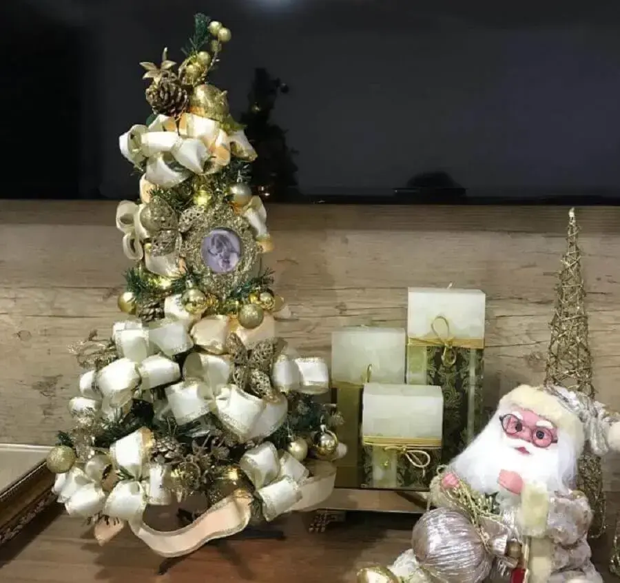 árvore de natal pequena decorada com laços Foto Milen Maria