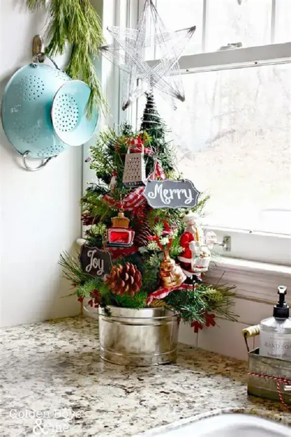 árvore de natal pequena decorada para cozinha Foto Cypress