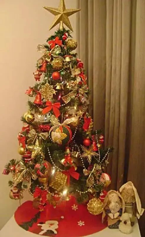 árvore de natal pequena decorada vermelha e dourada Foto Taise Walber