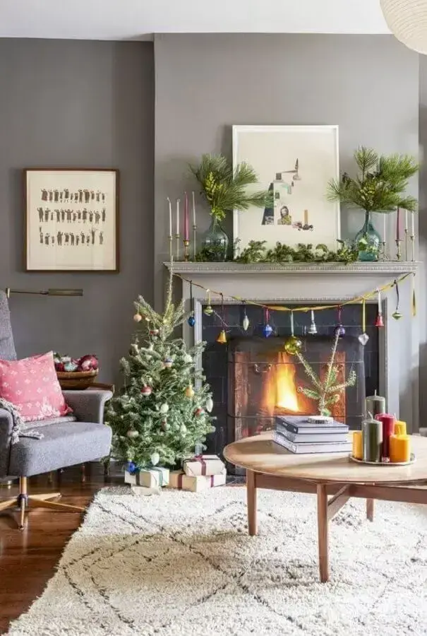 árvore de natal pequena para decoração de sala cinza com lareira Foto Pinterest