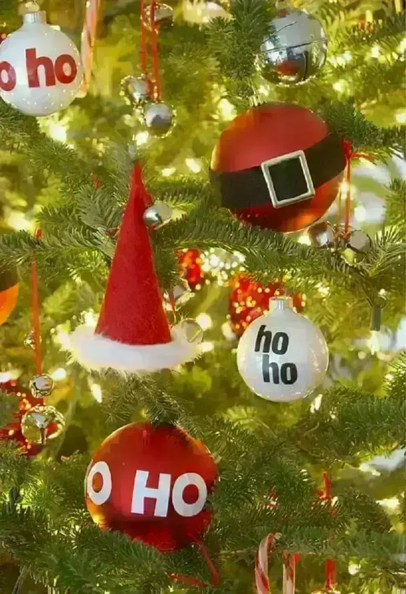 árvore decorada com bolas de Natal temáticas de Papai Noel Foto The North End Loft