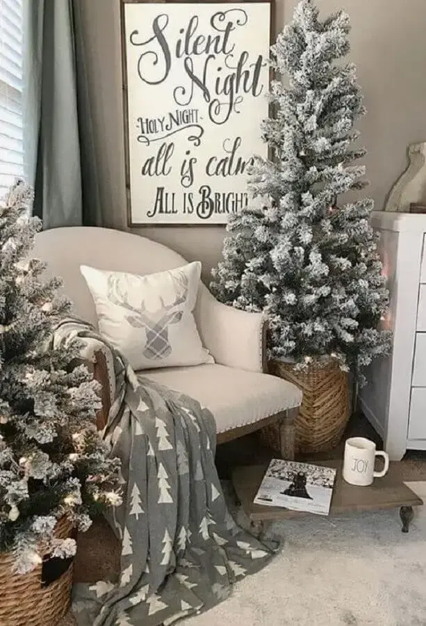 árvore sem enfeites para decoração natalina simples Foto Pinterest
