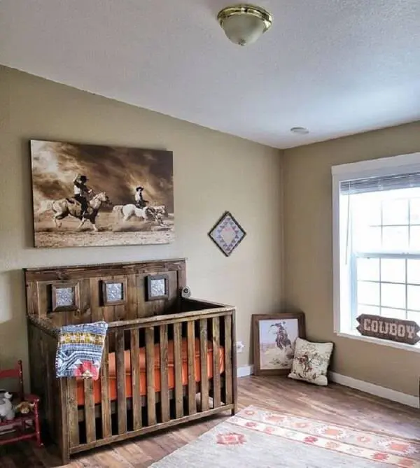 O quarto de bebê rústico segue a temática de cowboy e conta com a presença de um berço de madeira