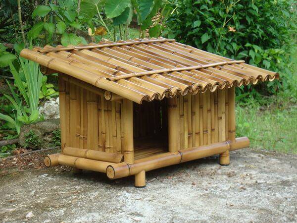 Casinha de cachorro feita de artesanato com bambu grosso