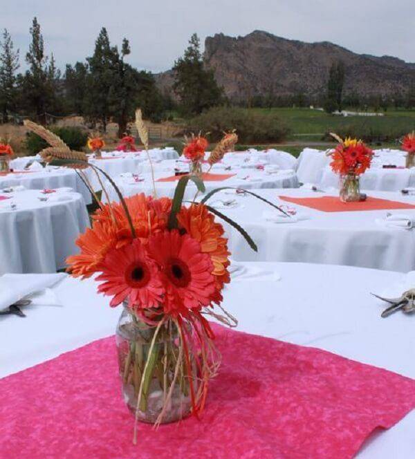 Utilize as flores de gérbera para formar lindos enfeites de centro de mesa