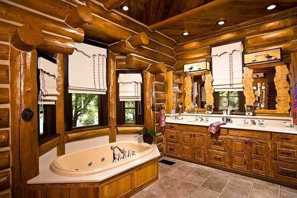 Armário de madeira para banheiro extenso com inúmeras gavetas