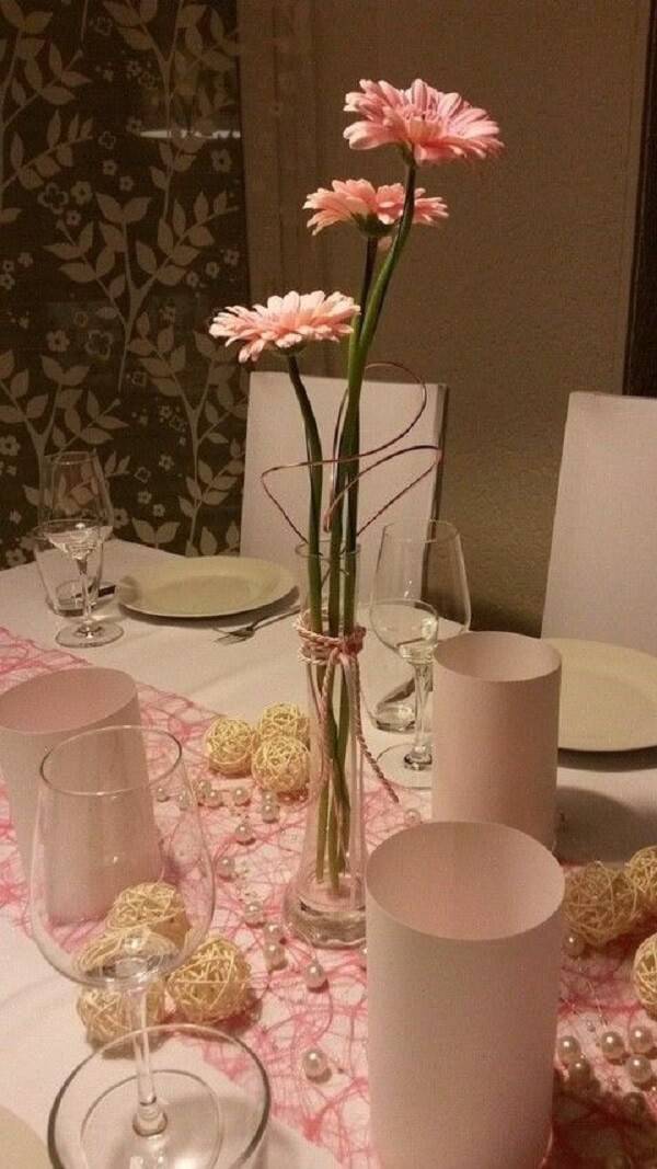 Enfeite a sala de jantar com um lindo e delicado vaso com flores de gérbera