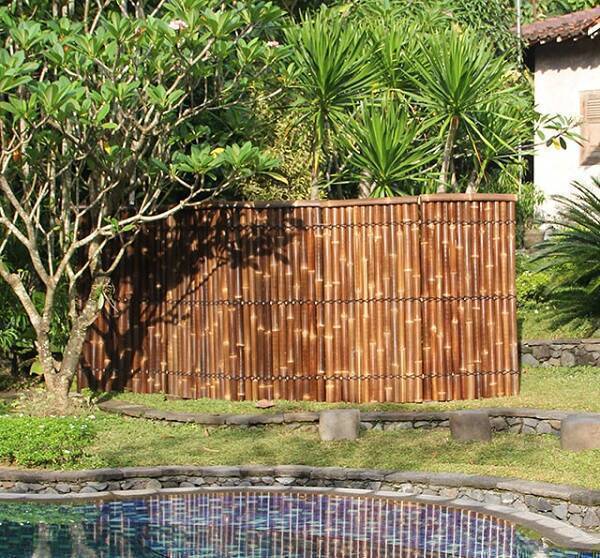 A parede feita a partir de artesanato com bambu grosso foi fixado na área externa do imóvel