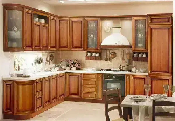 O armário de madeira rústica transmite conforto aos ocupantes da cozinha