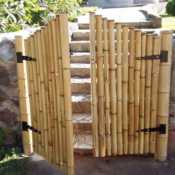 Separe ambientes com uma porta feita de artesanato com bambu