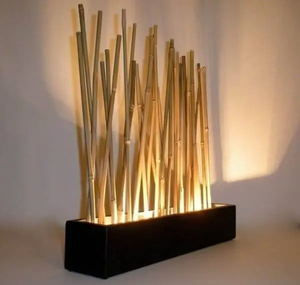 O artesanato com bambu e iluminação especial encanta a decoração do ambiente