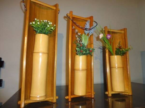 O artesanato com bambu forma lindos vasos