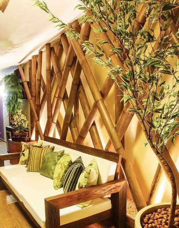 Artesanato com bambu grosso transmite aconchego para os ocupantes do cômodo