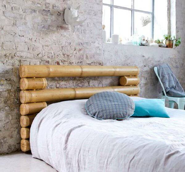 A cabeceira da cama foi feita a partir do artesanato com bambu grosso