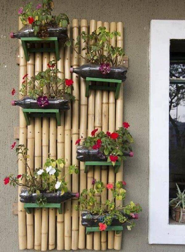 Jardim vertical feito de artesanato com bambu e garrafa pet