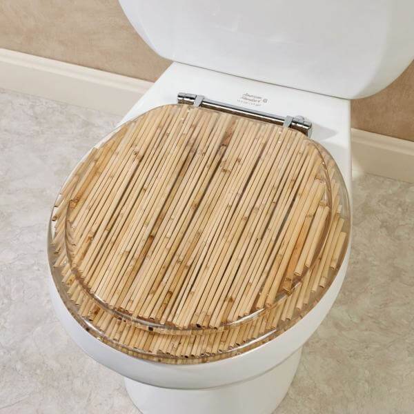 A tampa do vaso sanitário recebeu um acabamento especial de artesanato com bambu fino