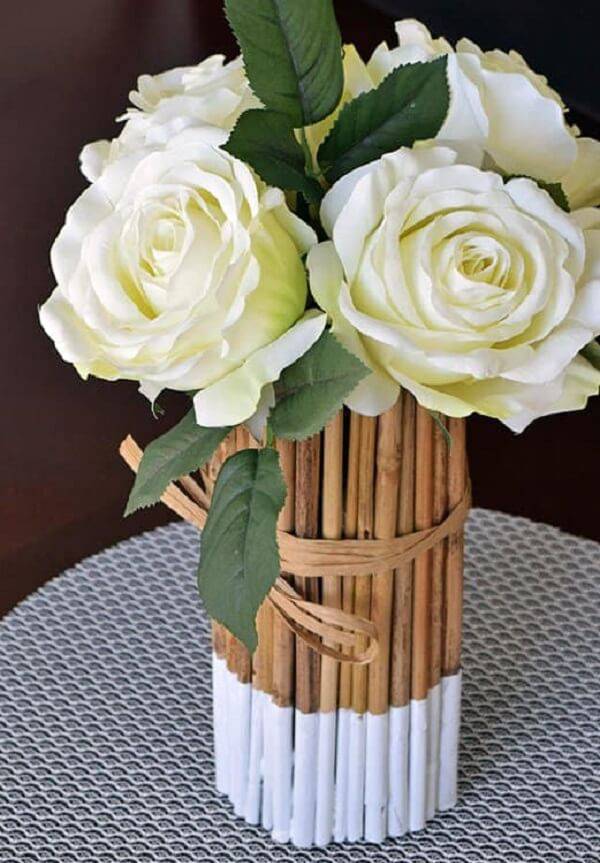 Artesanato com bambu fino forma um lindo arranjo de flor