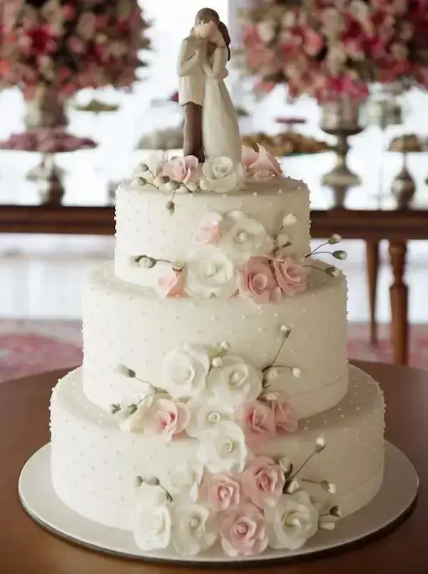 Bolo de casamento fake com temática floral e noivinhos no topo