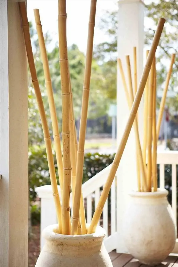 Artesanato com bambu decora a entrada de casa